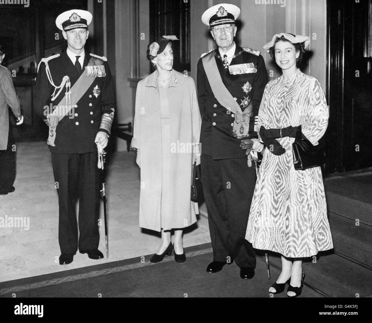 Begleitet von Königin Elizabeth II. Und Prinz Philip, Herzog von Edinburgh, König Gustav VI. Und Königin Louise von Schweden, am Buckingham Palace zu Beginn ihres offiziellen Staatsbesuchs. Stockfoto