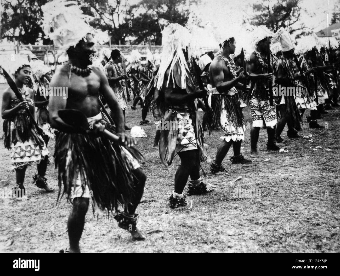 **Eingescannte Low-Res aus Kontakt** Tonganische Krieger und Tänzer am Begrüßungszeremonie für die Königin und den Herzog von Edinburgh Stockfoto
