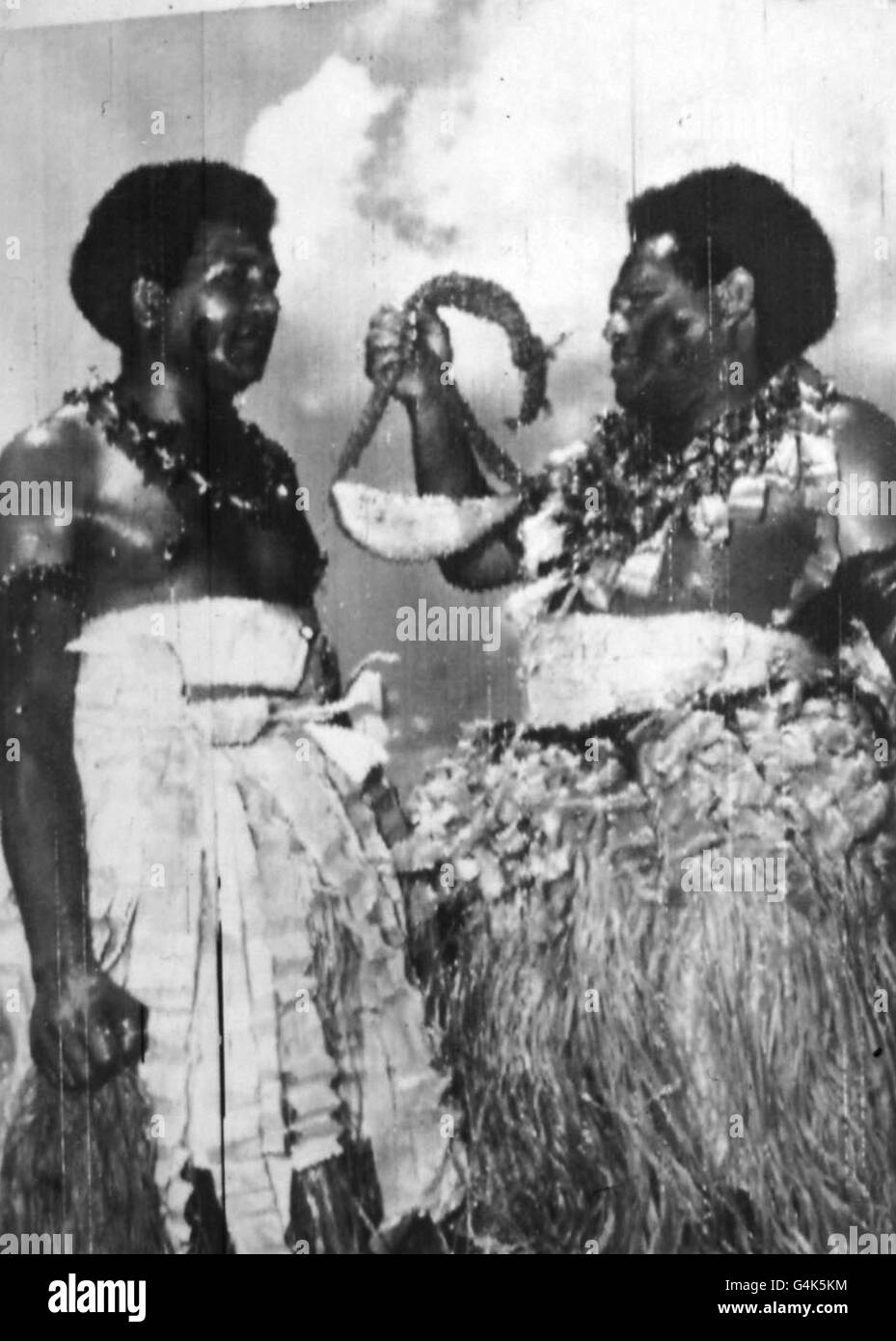 Die Fidschi-Inselbewohner Alfred Kikau und sein Bruder Henry mit dem Walzahn (tabua), den sie 80 Meilen mit dem Kanu über den Pazifik nach Suva brachten, um sie der Königin zu präsentieren, als sie die Inseln während ihrer Commonwealth-Tour besucht. Stockfoto