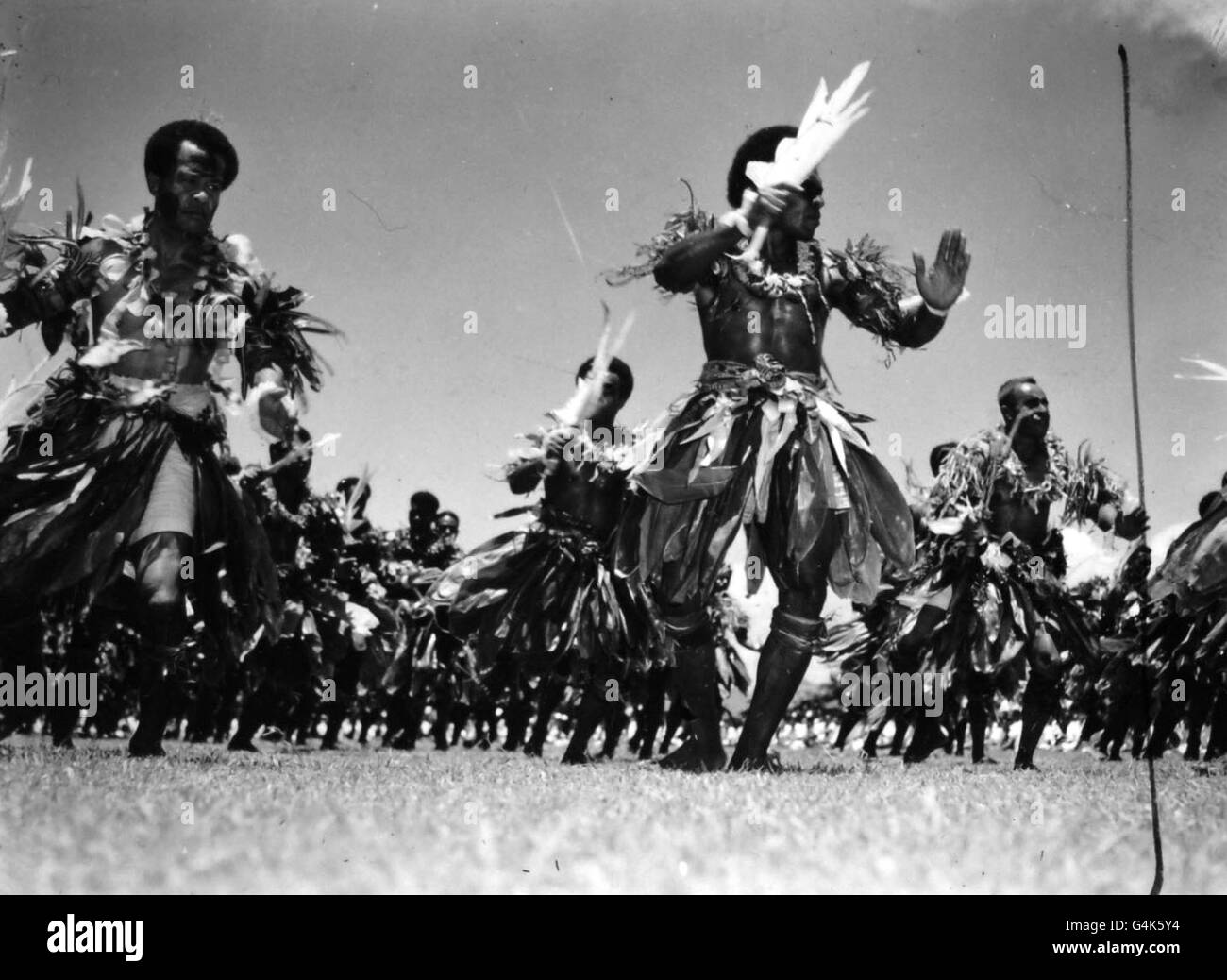**Eingescannte Low-Res von Kontakt** Native Fidschianer während eines Willkommens-Tanzes Für Königin Elizabeth II. Während ihres Besuches in Fidschi AS Teil einer Commonwealth Tour Stockfoto