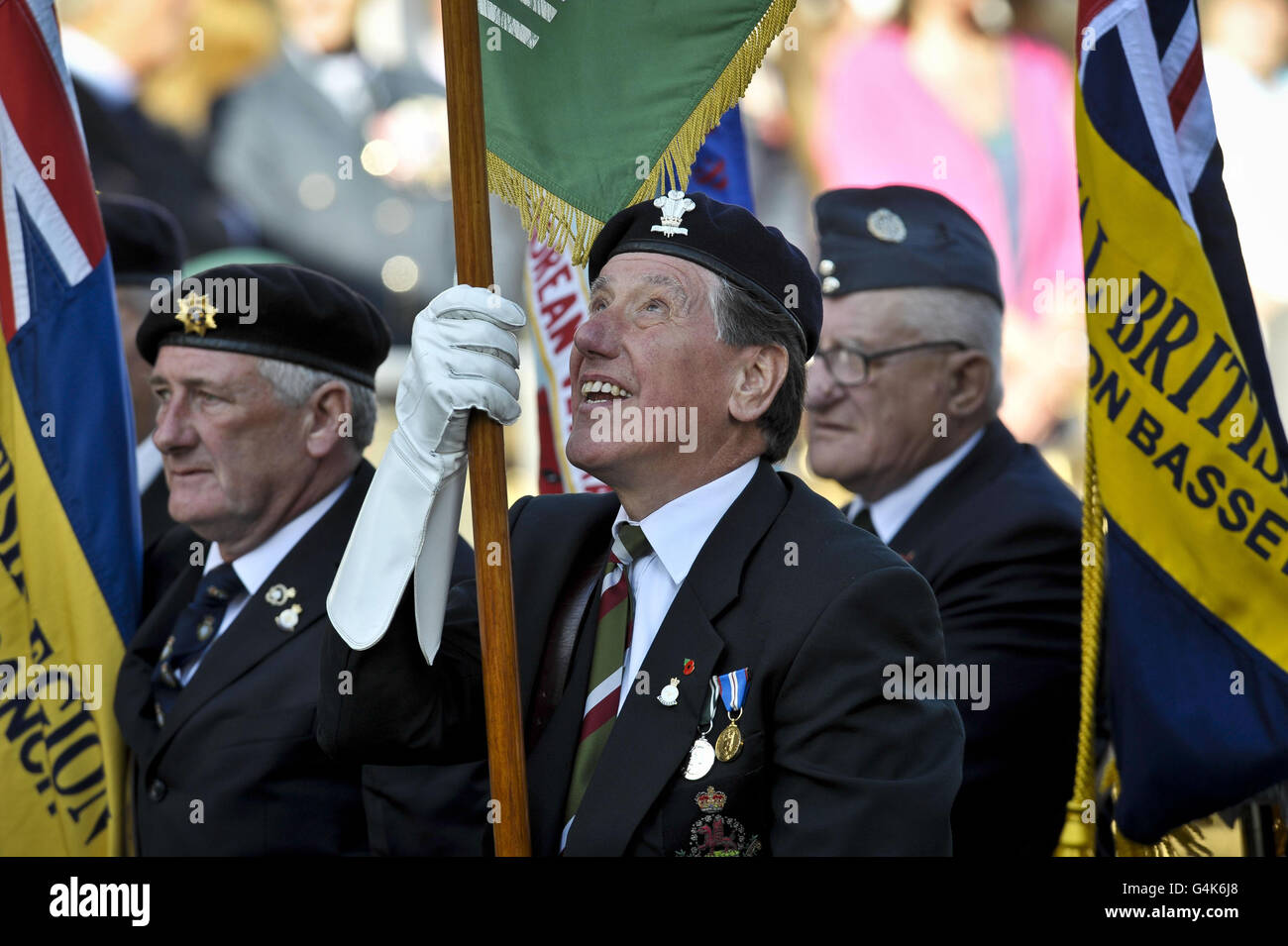 Ein Royal British Legion-Standardträger überprüft seinen Standard auf der Hauptstraße bei der Gedenkveranstaltung in Wootton Bassett, das das Royal Letters Patent erhält. Stockfoto