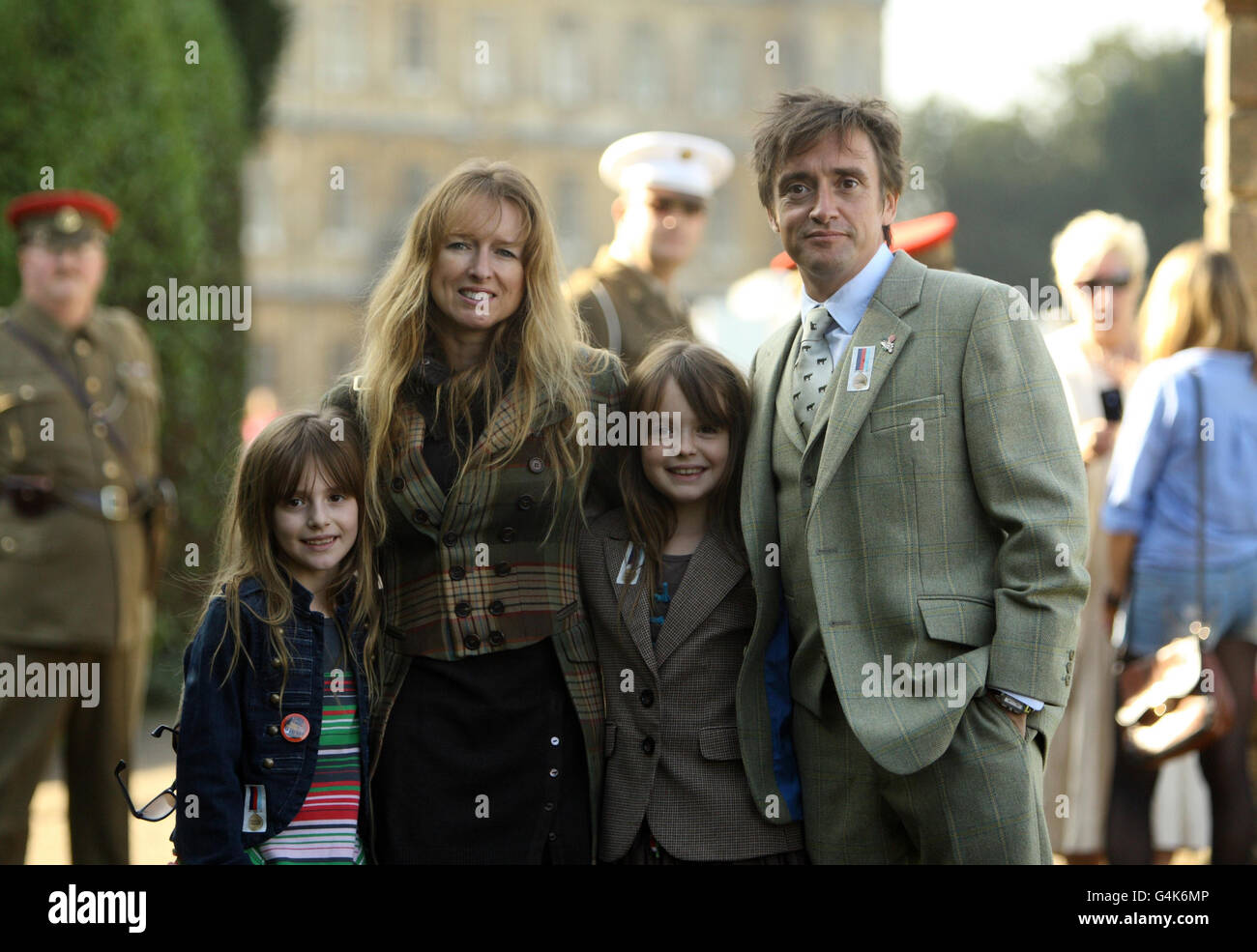 Richard Hammond, Ehefrau Amanda und Kinder bei Heroes bei der Highclere Charity-Auktion für Streitkräfte im Highclere Castle in der Nähe von Newbury, dem Schauplatz des TV-Schauspiels Downton Abbey, zugunsten der Hilfsorganisation Help for Heroes der Streitkräfte. Stockfoto