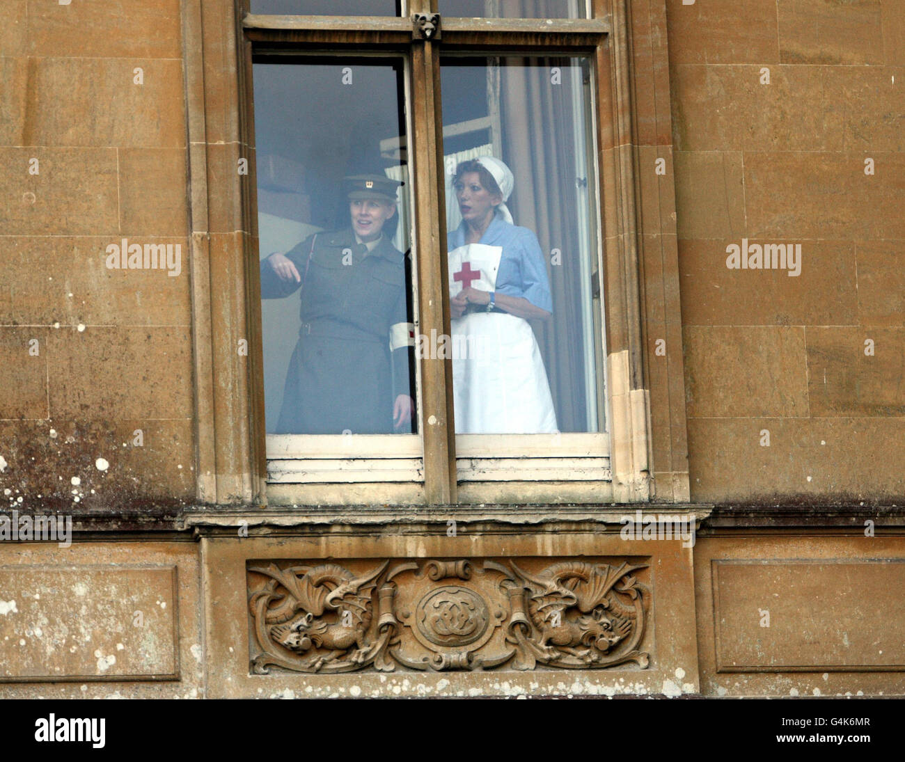 Organisatoren in Kostüm bei Heroes at Highclere Charity Auktion für Streitkräfte in Highclere Castle in der Nähe von Newbury, dem Ort des TV-Zeitdrama Downton Abbey, in Hilfe der Streitkräfte Charity Help for Heroes. Stockfoto