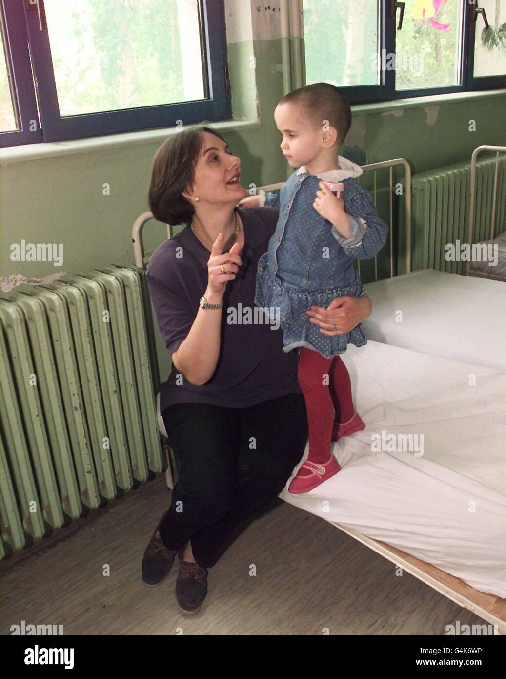 Christina Dickenson, Ehefrau des britischen Botschafters in Mazedonien, mit Alexandra, 6, im Waisenhaus Demir Kapija, bei Skopje, Mazedonien. Britische Soldaten des königlichen Grenzregiments haben einen Aufruf zur Verbesserung der Bedingungen im Waisenhaus gestartet. * in dem 120 Kinder und 350 Erwachsene untergebracht sind. Stockfoto
