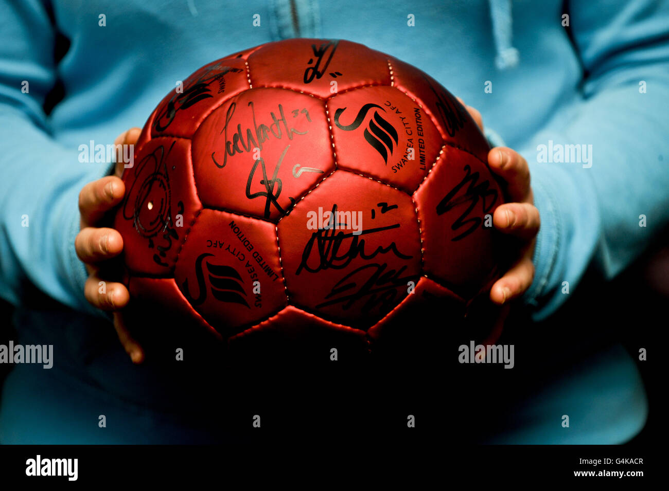 Ein signierter Swansea City FC Fußball, der von Cwmgors Rugby-Clubspielern und -Mitarbeitern versteigert wird, während sie an einer Wohltätigkeitswanderung und einer Wohltätigkeitsauktion teilnehmen, um Geld für den Ben und Catherine Mullany Fonds zu sammeln. Stockfoto