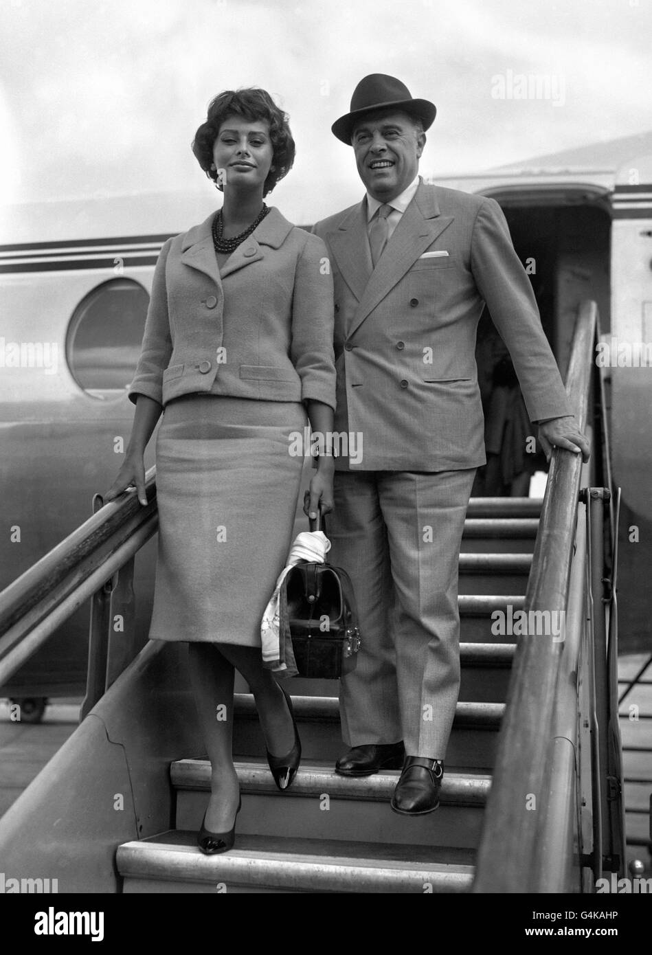 Sophie Loren und ihr Mann Carlo Ponti kommen von Paris aus am Flughafen London an. Stockfoto