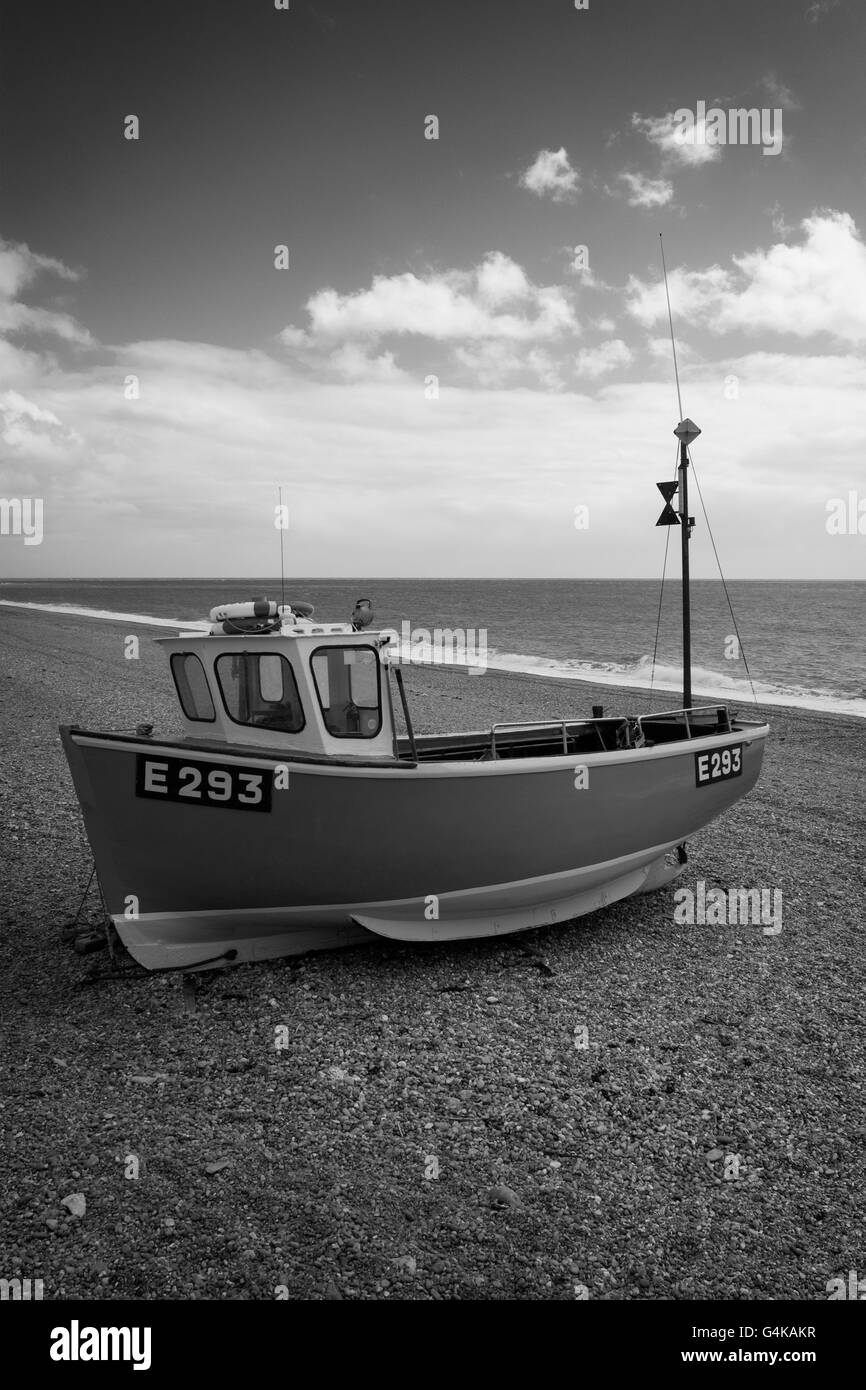 Angelboot/Fischerboot am Strand mit dem Meer hinter in Dorset Schiefer Stockfoto