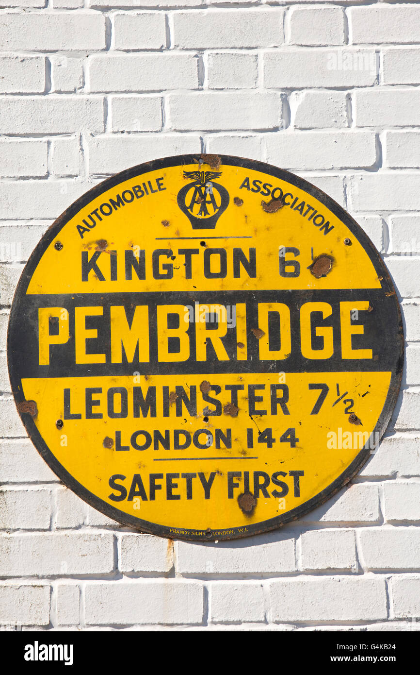 UK, Herefordshire, Pembridge, Automobilclub AA Ortsschild mit Entfernungen zu Kington und Leominster Stockfoto