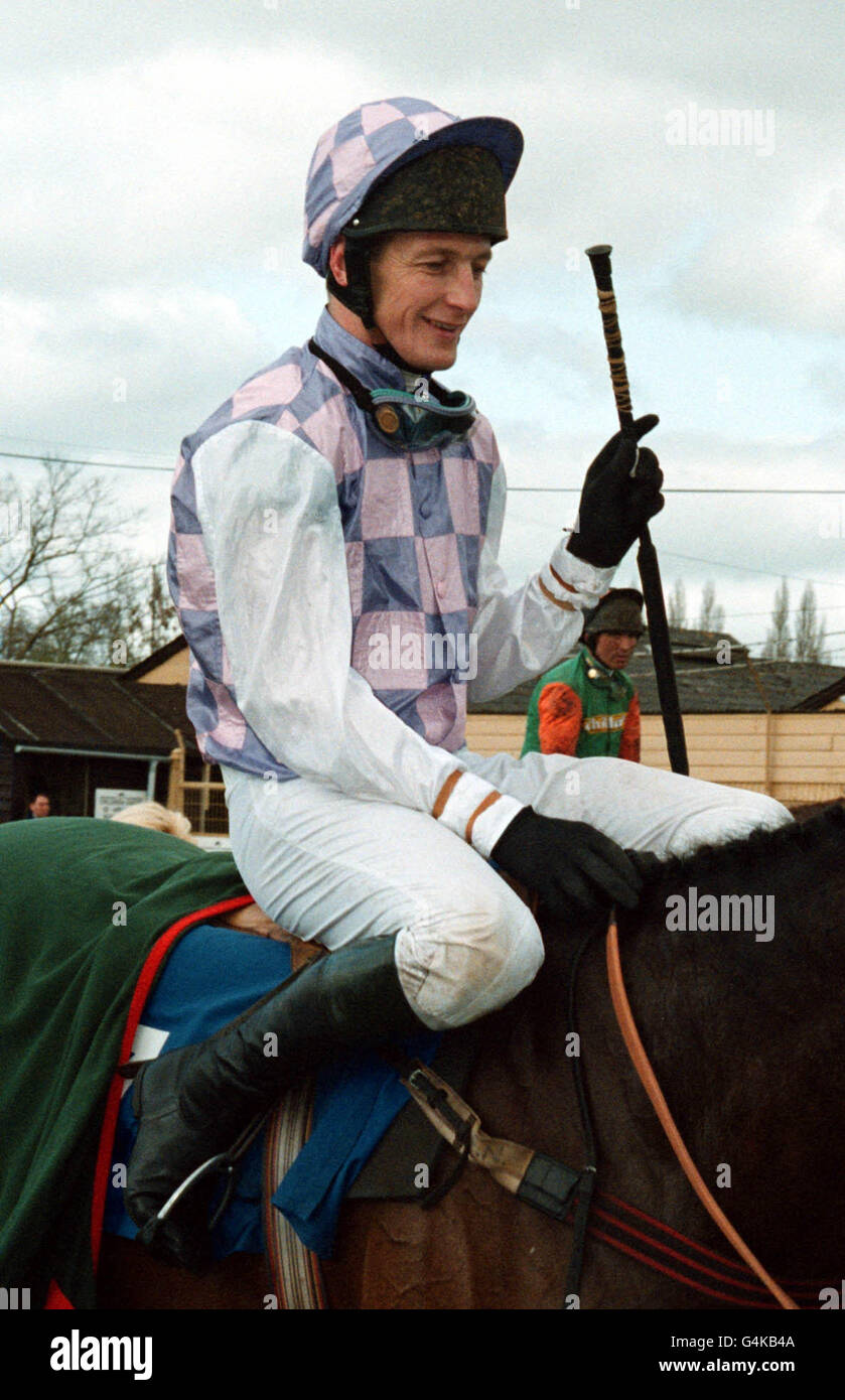 Dunwoody auf Grosvenor. Richard Dunwoody wird bei Grosvenor angeführt, nachdem er die Verfolgungsjagd der Weatherbys Turf Newspapers bei Newton Abbot gewonnen hat. Stockfoto