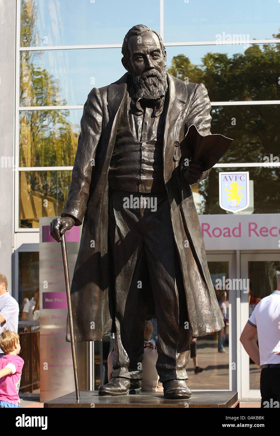 Eine Statue in Erinnerung an William McGregor, den Gründer der Football League vor dem Villa Park Stockfoto