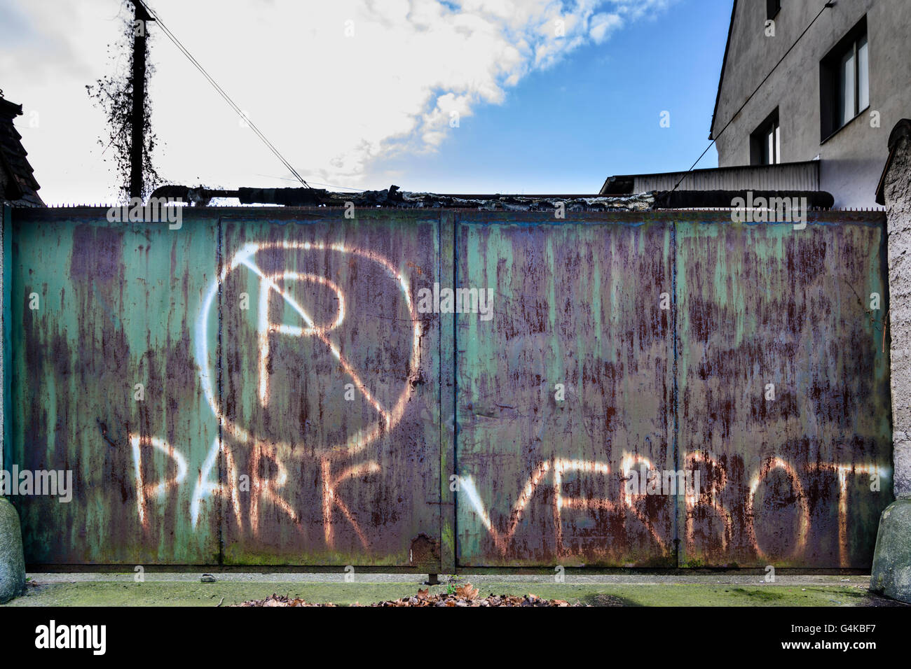 ein Tor, Deutschland, Sachsen, Sachsen, Dresden "Parkverbot" anmelden Stockfoto