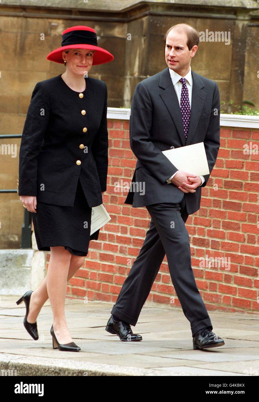 Prinz Edward und seine Verlobte Sophie Rhys-Jones verlassen nach dem Ostersonntag die St. George's Chapel in Windsor. Stockfoto