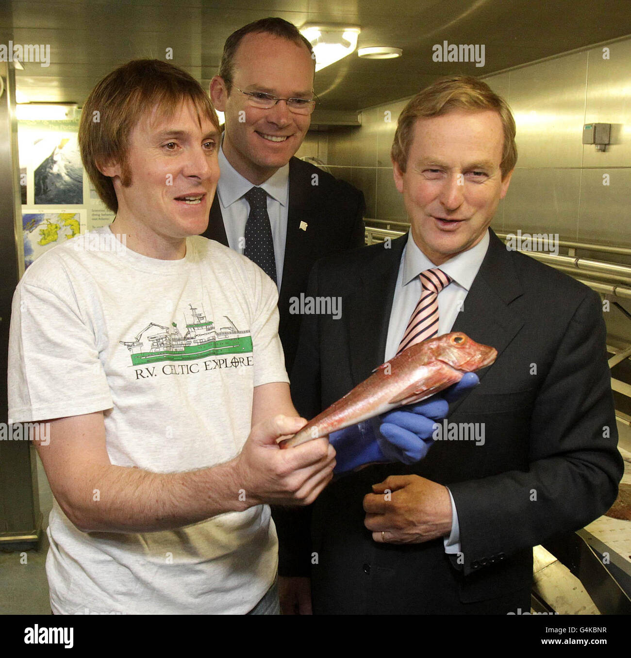 Taoiseach Enda Kenny (rechts) und Landwirtschaftsminister Simon Coveney (Mitte) treffen die Meeresbiologin Macdara O'Cruaig an Bord des Schiffes Celtic Explorer am Sir John Rogerson's Quay in Dublin, wo er 92 Arbeitsplätze im maritimen Sektor ankündigen wird. Stockfoto