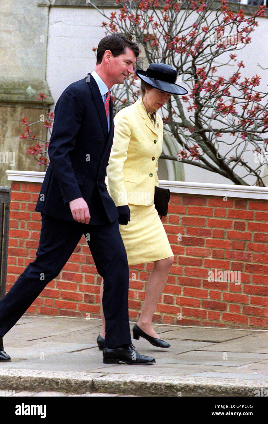 Die Prinzessin Royal und ihr Mann, Commander Tim Laurence, verließen nach dem Ostersonntagsgottesdienst die St. George's Kapelle in Windsor. Stockfoto