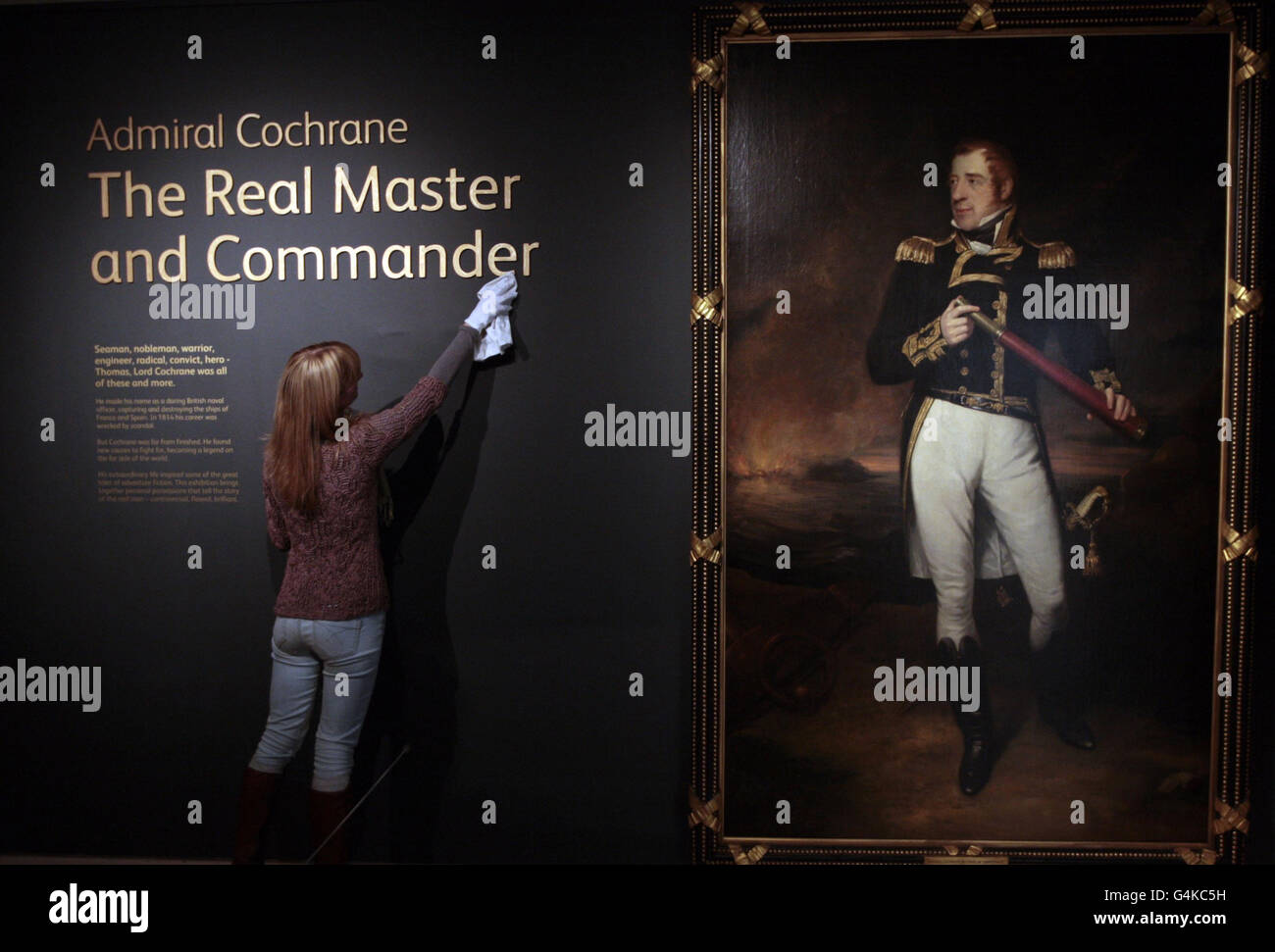 Ein Mitarbeiter reinigt einen Teil der Ausstellung Admiral Cochrane, der wahre Meister und Kommandant im Royal Museum in Edinburgh. Stockfoto