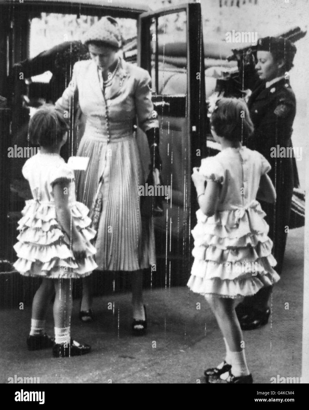Zwei junge Mädchen präsentieren der Königin dreigroschenstücke (in Umschlägen) für Prinz Charles und Prinzessin Anne in der Bonython Hall, Adelaide. Stockfoto