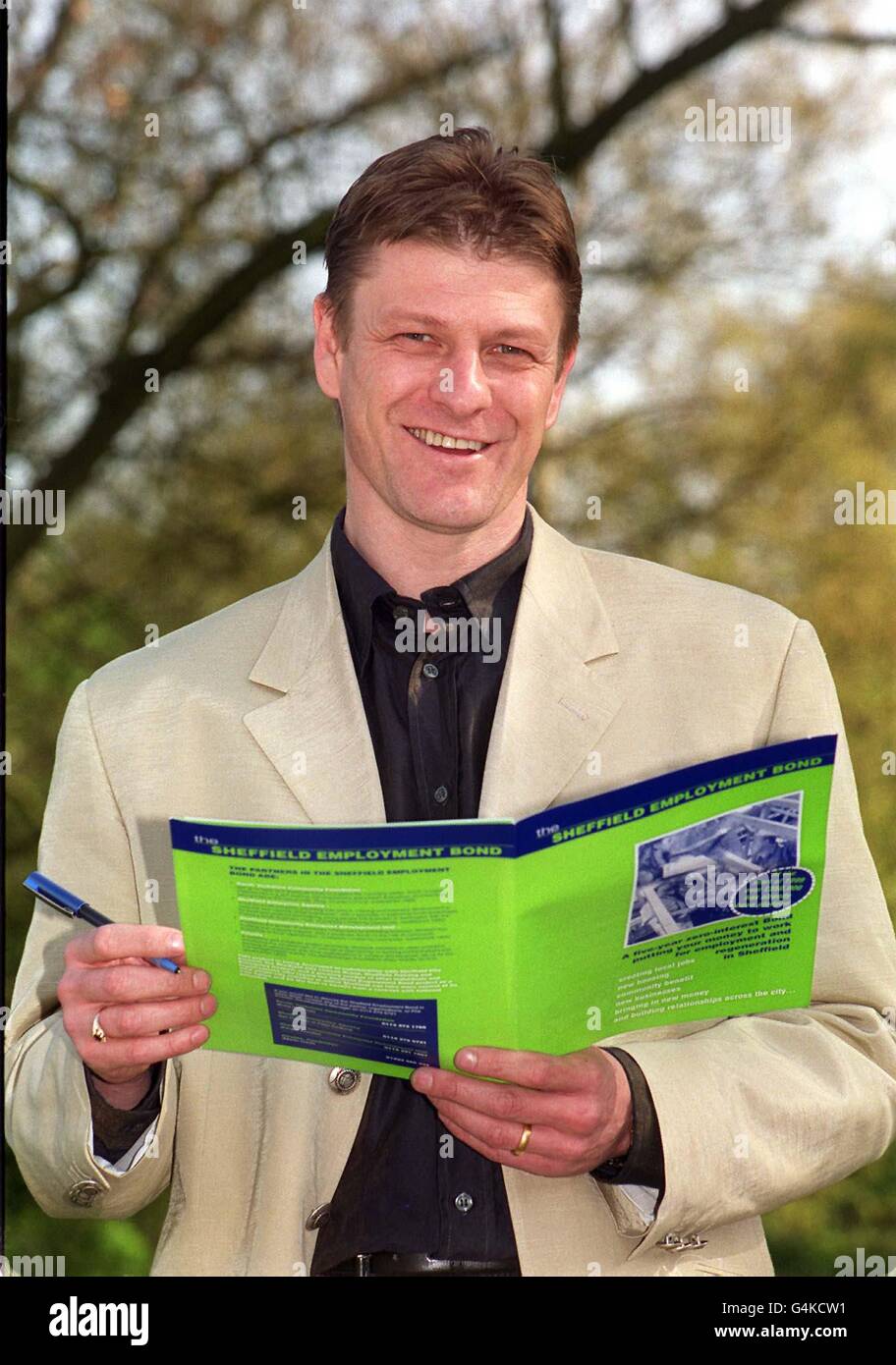 Schauspieler Sean Bean hält eine Kopie der Sheffield Employment Bond, einem neuen sozialen Investitionsmechanismus, der es der Öffentlichkeit ermöglicht, bei der Bekämpfung der Arbeitslosigkeit mitzuwirken. Stockfoto