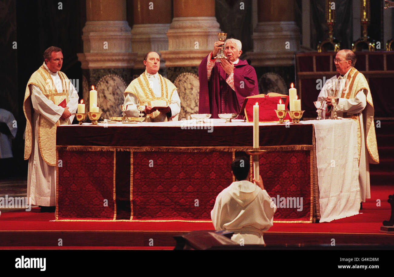 Kardinal Basil Hume, (c) der Führer der römischen Katholiken in England und Wales, feiert eine Gedenkmesse Requiem Messe für den ehemaligen Bischof von Brentwood, Patrick Casey, in der Westminster Cathedral. Der erste Auftritt des Kardinals seit der Ankündigung, dass er an Krebs stirbt. Stockfoto