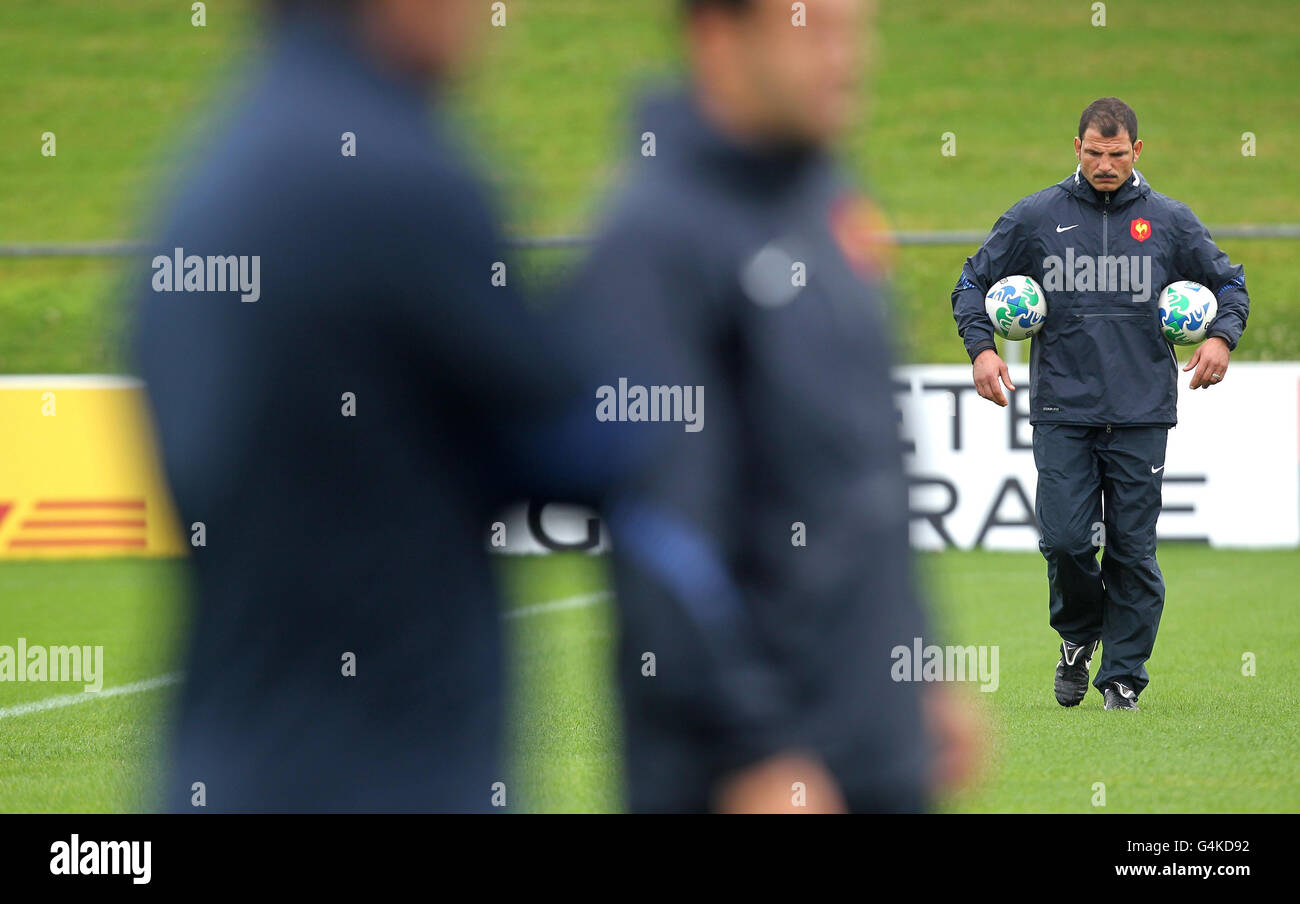 Frankreichs Trainer Marc Lievremont (rechts) während des Trainings im Takapuna Rugby Club, Auckland, Neuseeland. Stockfoto