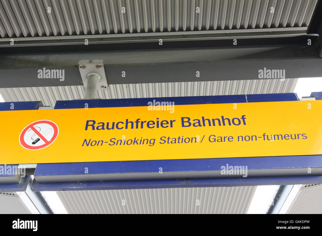 Schild "Nichtraucher-Station" der DB AG, Deutschland, Sachsen, Sachsen, Dresden Stockfoto