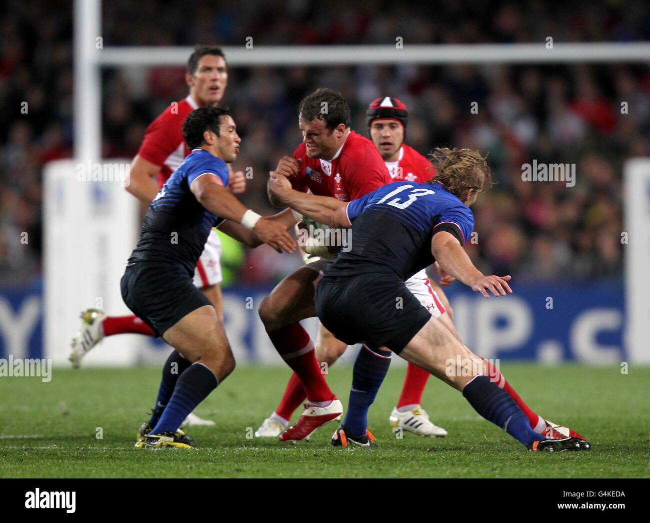 Rugby Union - Rugby-Weltmeisterschaft 2011 - Halbfinale - Wales gegen Frankreich - Eden Park. Jamie Roberts von Wales wird von Maxime Mermoz (links) und Aurelien Rougerie (rechts) angegangen. Stockfoto