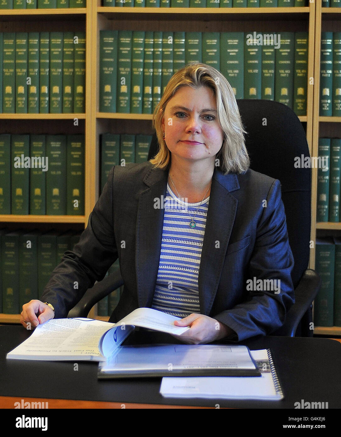 Die neue Verkehrssekretärin Justine Greening kommt im Londoner Verkehrsministerium an, um ihren Posten zu übernehmen. Stockfoto