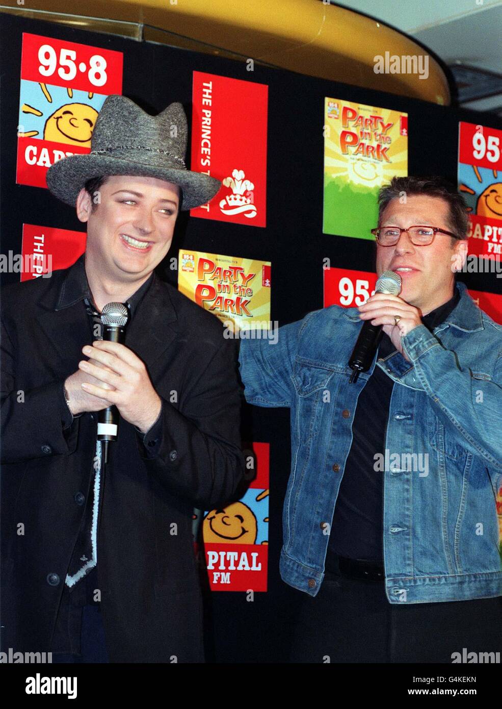 Boy George (links) und DJ Neil Fox während einer Medienkonferenz im Capital Radio Cafe, wo DJ Chris Tarrant die Top-Acts ankündigte, die bei der zweiten Capital Radio Party im Park auftreten werden. Das riesige Open-Air-Konzert im Hyde Park im Zentrum von London. * zur Unterstützung des Prince s Trust wird der Prince of Wales anwesend sein. Zu den Acts, die auf zwei großen Bühnen auftreten werden, gehören Madness, Martine McCutcheon, Honeyz, Roxette, Texas, Shania Twain, UB40 und Westlife. Stockfoto