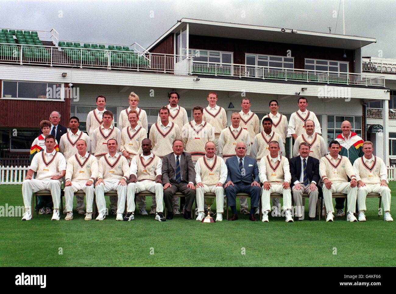 Das Leicestershire County Cricket Team. * Back Row: G York (Torschütze), Tim Mason, Ashley Wright, James Ormond, Steven Kirby, Darren Stevens, Atul Sachdeva, Dominic Williamson. Midde Row: Helen Lavelle (Physio), Amer Kham, Carl Crowe, Matthew Brimson, Scott Boswell, Jon Dakin, Iain Sutcliffe, Aftab Habib, Phil Robinson, Cliff Eaton (Physio). Front Row: Michael Kasprowicz, Ben smith, Paul Nixon, Chris Lewis, Roger Goadby (Vorsitzender), Jack Birkenshaw (Cricket Manager), Brian smith (Präsident), James Whittaker (Kapitän), David Collier (Chief Executive), Daivd Millns, Darren Maddy. Stockfoto