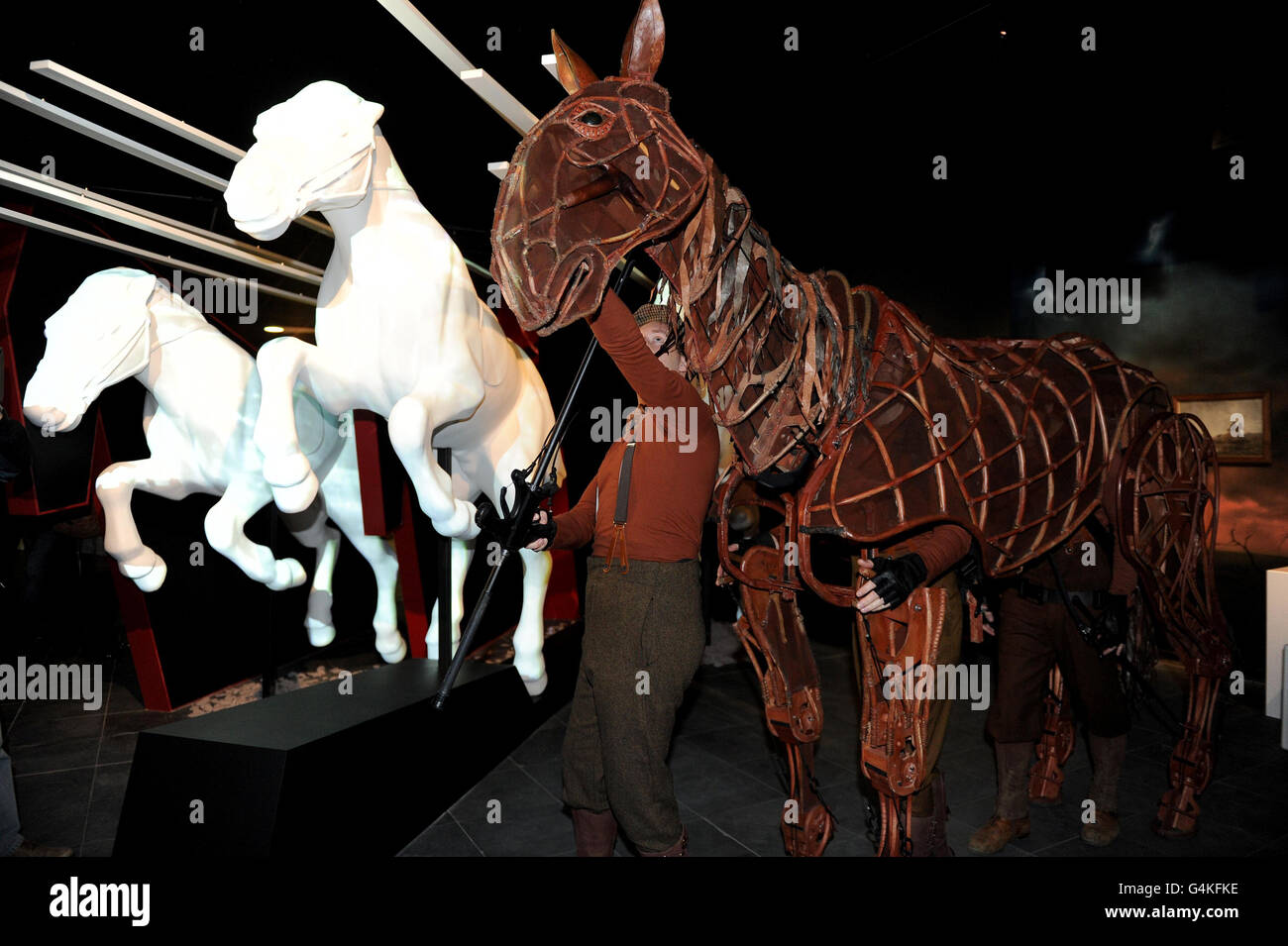 Joey, die große Bühnenpuppe aus der Kriegspferdeproduktion des Nationaltheaters, bei einer Vorschau auf die neue Ausstellung war Horse: Fact & Fiction des Nationalarmee Museums, die die realen Geschichten untersucht, die den beliebten Kriegspferd-Roman inspiriert haben. Stockfoto