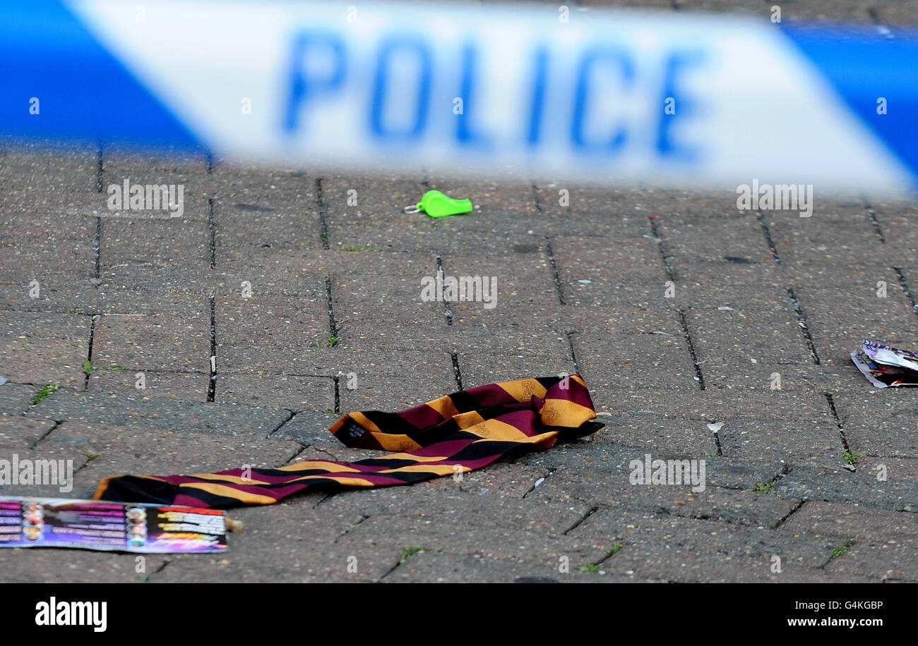 Krawatte und Pfeife auf dem Boden vor dem Lava and Ignite Nachtclub in Northampton, nachdem eine Frau starb und zwei weitere verletzt wurden, nachdem bei einem Musikevent im Nachtklub ein mutmaßlicher Knausch verübt worden war. Stockfoto