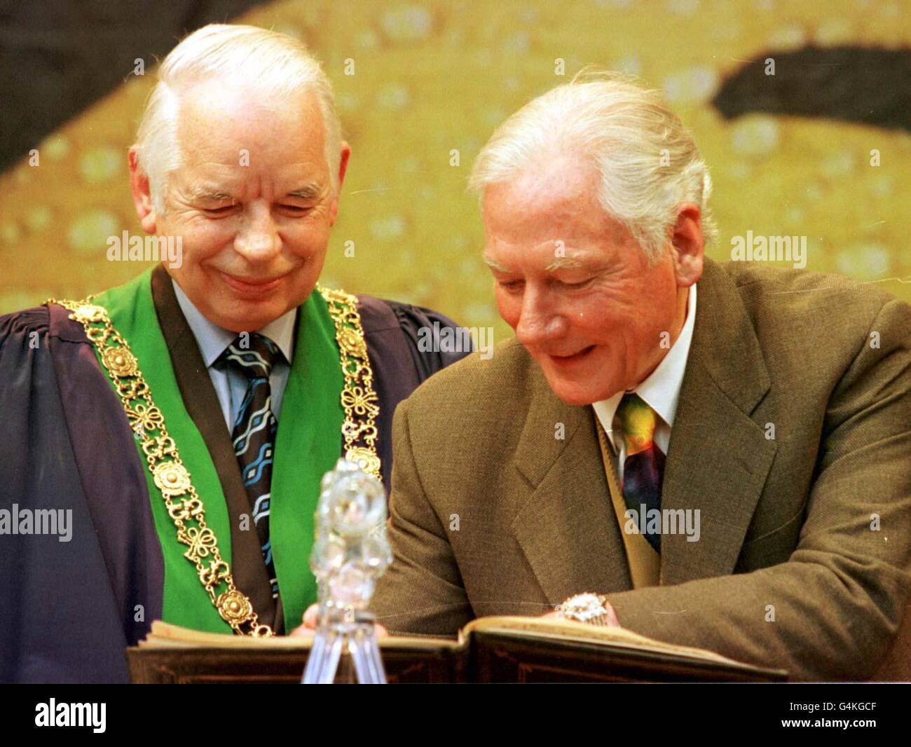 Der TV-Chat-Moderator Gay Byrne unterzeichnet mit dem Bürgermeister Joe Doyle die Rolle der Ehrenfreiheit, nachdem er die Freiheit der Stadt Dublin erhalten hat. Stockfoto