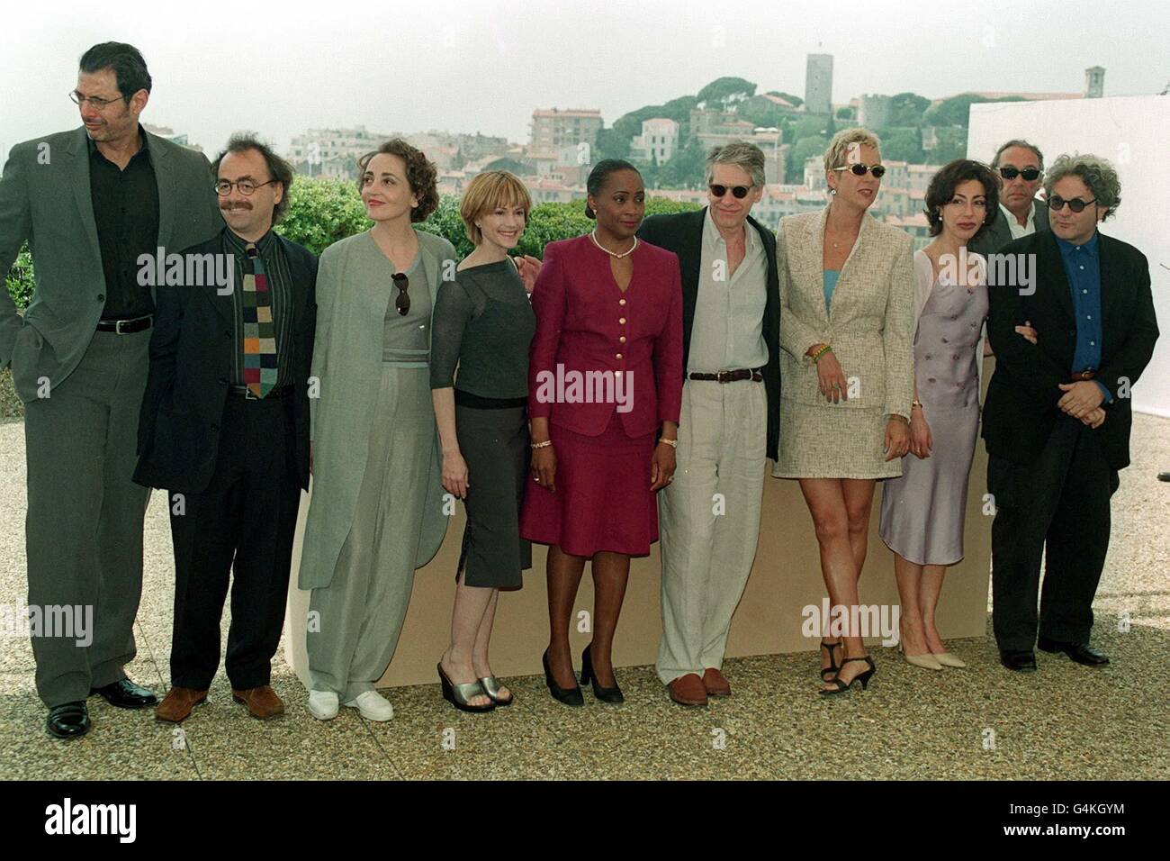 Die Jury der Filmfestspiele von Cannes 1999 auf dem Dach des Festivals des Palais in Cannes. L-R: Jeff Goldblum, Maurizio Nichetti, Dominique Blanc, Holly Hunter, Barbara Hendricks, David Cronenberg (Präsident), Doris Dorrie, Yasmin Reza, Andre Techine und George Miller. Stockfoto