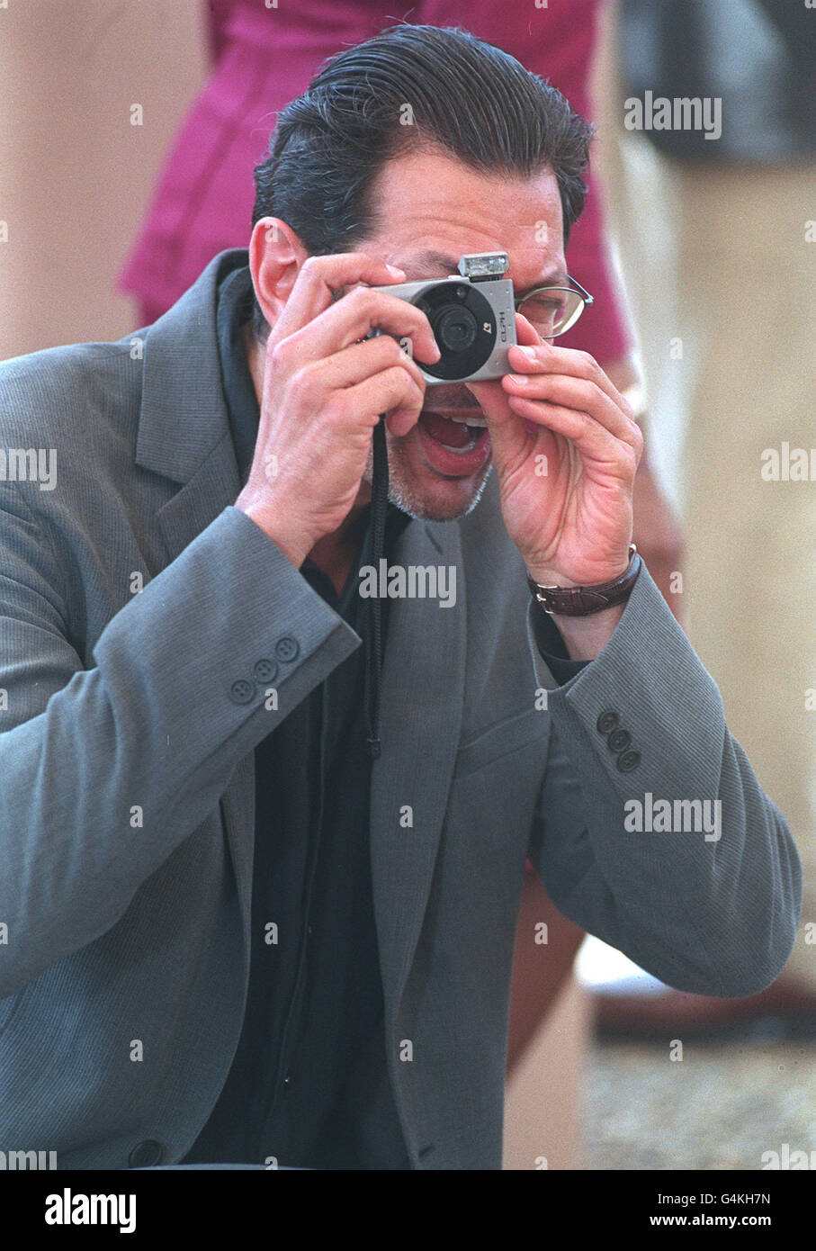 Jeff Goldblum fotografiert die Fotografen während der Fotoserie für die Jury, die das Filmfestival von Cannes 1999 auf dem Dach des Festival des Palais in Cannes, Frankreich, beurteilen soll. Stockfoto