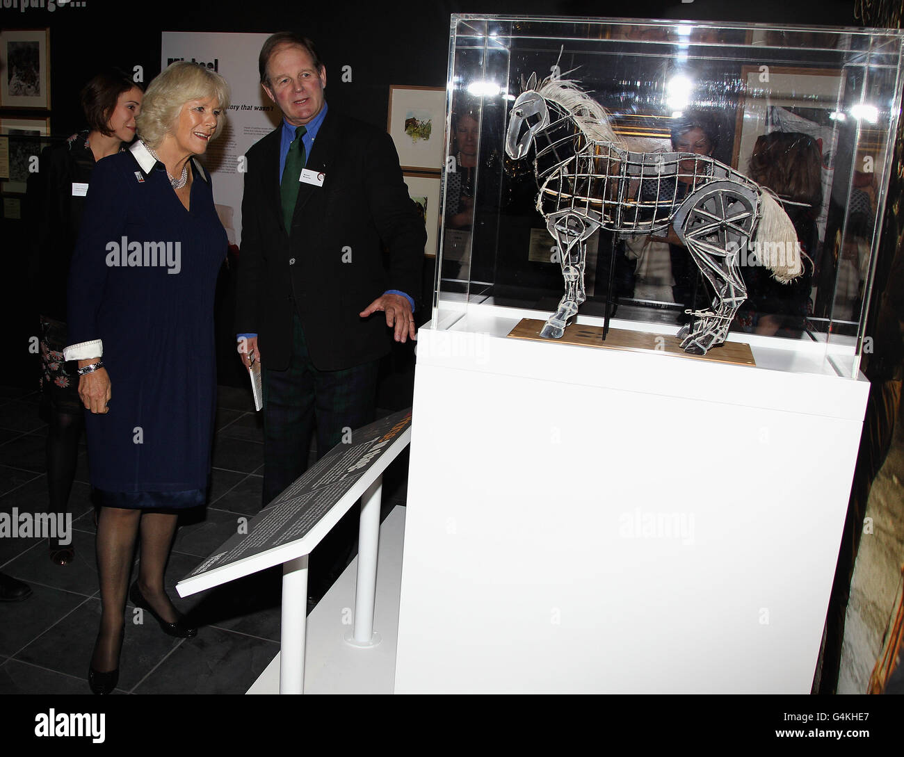 Die Herzogin von Cornwall mit dem Autor Michael Morpurgo während ihrer Tour durch die Ausstellung war Horse: Fact and Fiction im National Army Museum, London, wo sie ein Aquarell enthüllte, das sie von Sefton produziert hat, einem Pferd, das vor fast 30 Jahren durch einen Nagellackbombenanschlag der IRA schwer verletzt wurde. DRÜCKEN Sie VERBANDSFOTO. Bilddatum: Mittwoch, 19. Oktober 2011. Sefton eroberte die Herzen der Nation, als sein mutiger Kampf zurück zur Gesundheit Schlagzeilen machte nach der Explosion am 20. Juli 1982. Pferdekadaver übersäten den Hyde Park, nachdem das Gerät explodierte, als die Blues und Royals ihren Weg aus dem Park machten Stockfoto