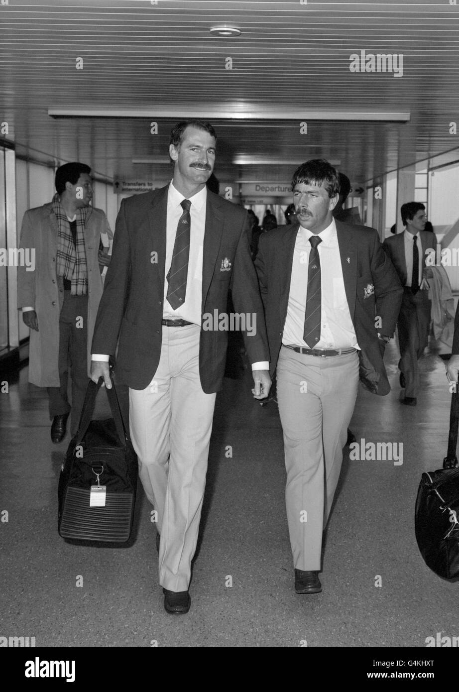 Der australische Schnellbowler Dennis Lillee (l) und der Flechtmeister Rodney Marsh (r) kommen am Flughafen Heathrow an, der Rest des australischen Teams ist bereit für den Start der Prudential Cricket World Cup. Stockfoto