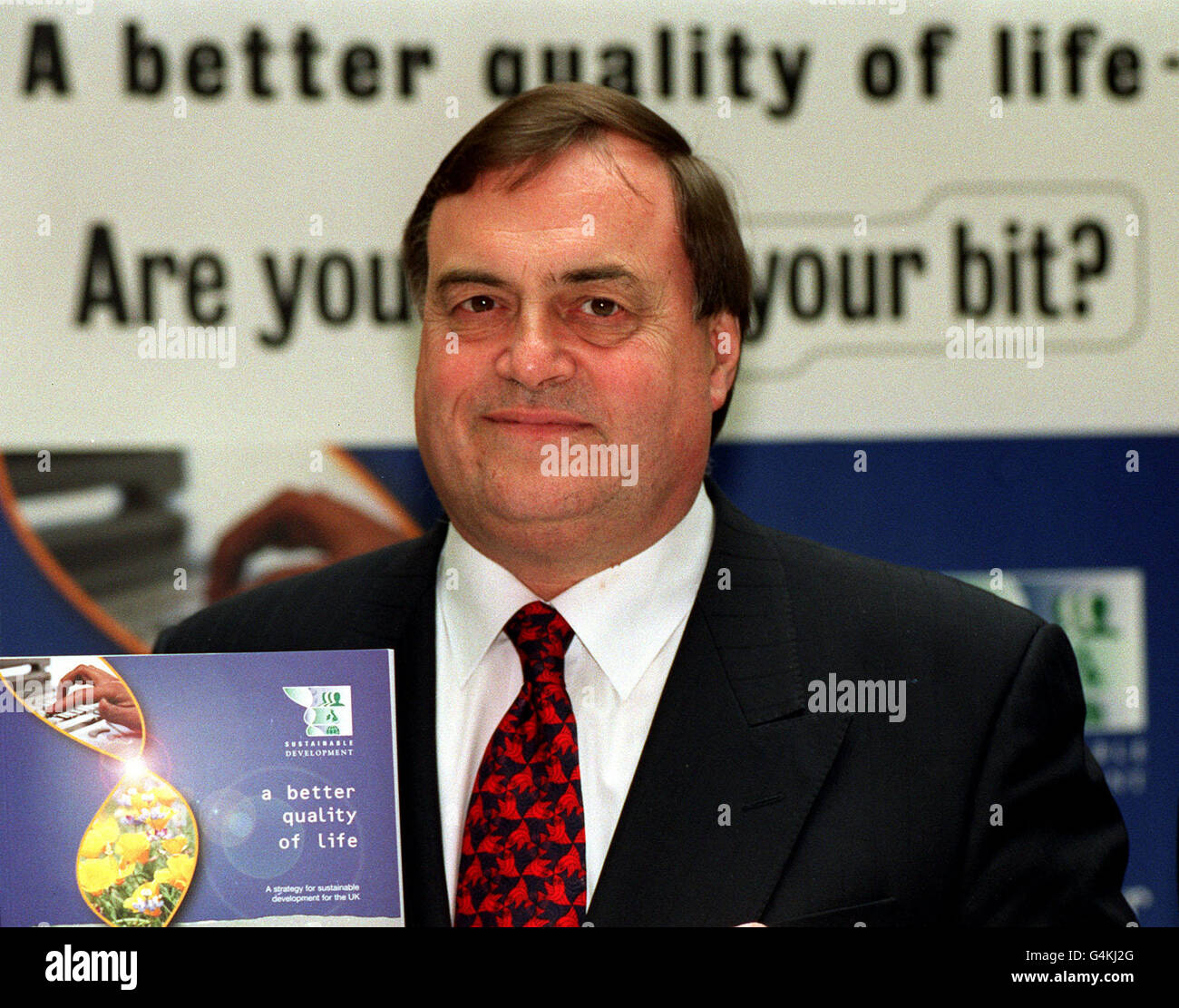 Der stellvertretende Premierminister John Prescott lanciert ein Weißbuch der Regierung über nachhaltige Entwicklung im Ministerium für Umwelt, Verkehr und die Regionen in London. Ziel des Papiers ist es, die Menschen zu ermutigen, Wasser und andere lebenswichtige Ressourcen zu sparen. Stockfoto