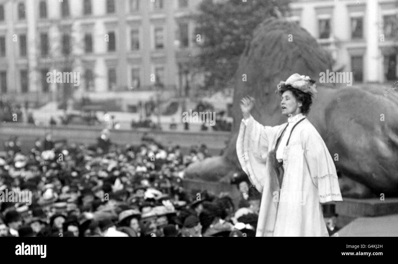 Suffragette Emily Pankhurst spricht 1908 bei einem Treffen auf dem Londoner Trafalgar Square. Stockfoto