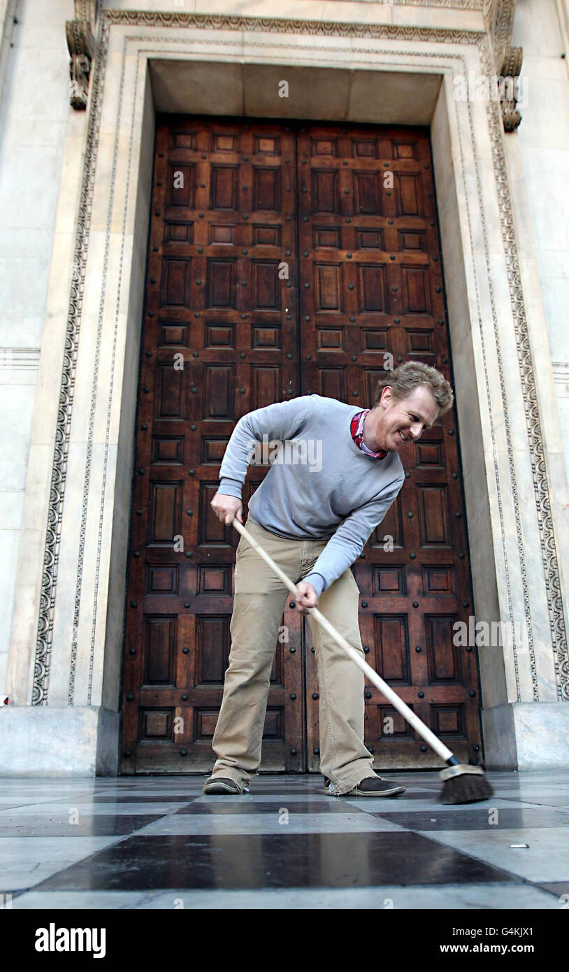 Dave, ein Demonstranten von Occupy London, fegt den Boden, als die Kathedrale zum ersten Mal seit dem Zweiten Weltkrieg ihre Türen schloss. Stockfoto