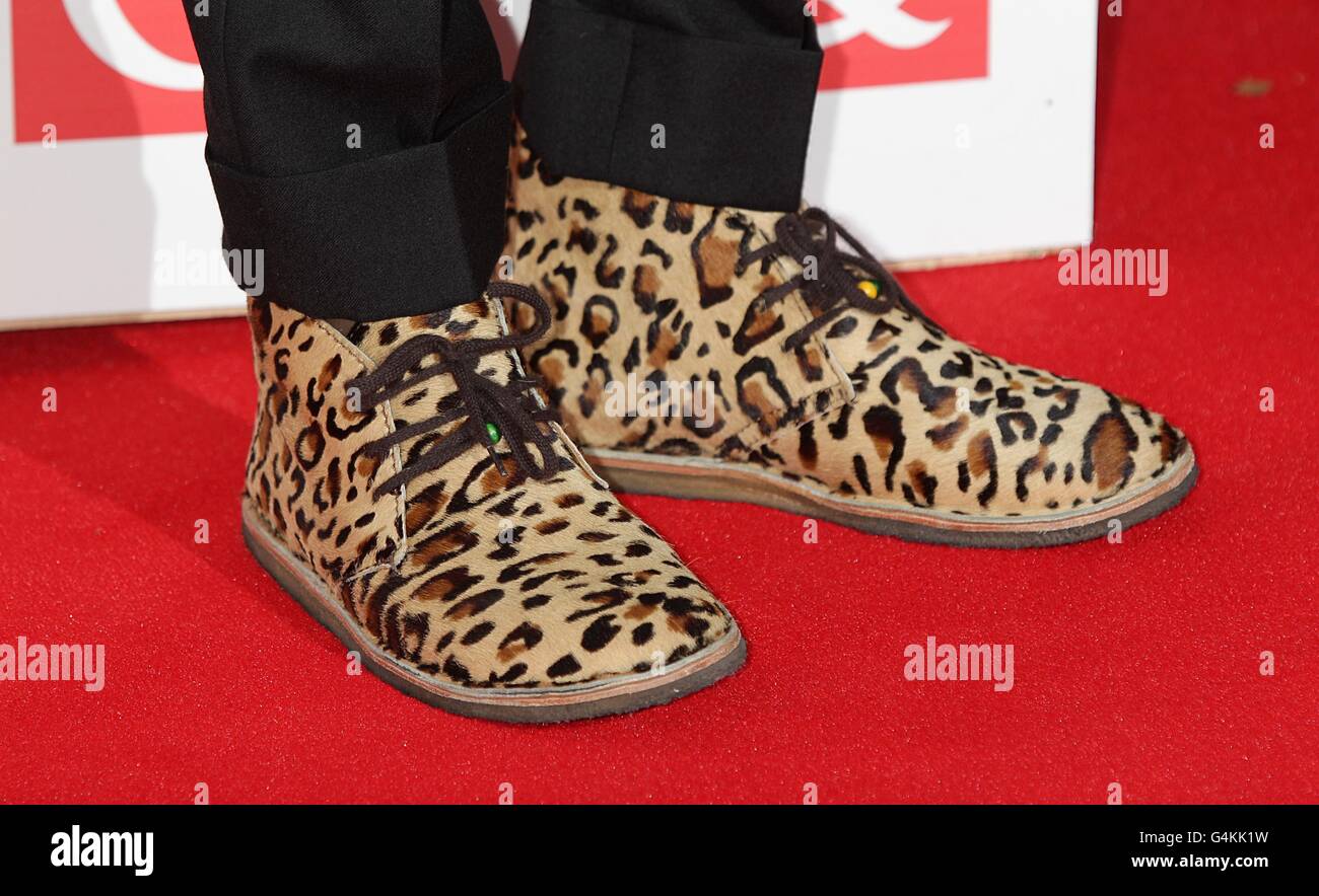 Tinie Tapah und seine Schuhe mit Leopardenmuster kommen für die Q Awards im Grosvenor House Hotel, London an. Stockfoto