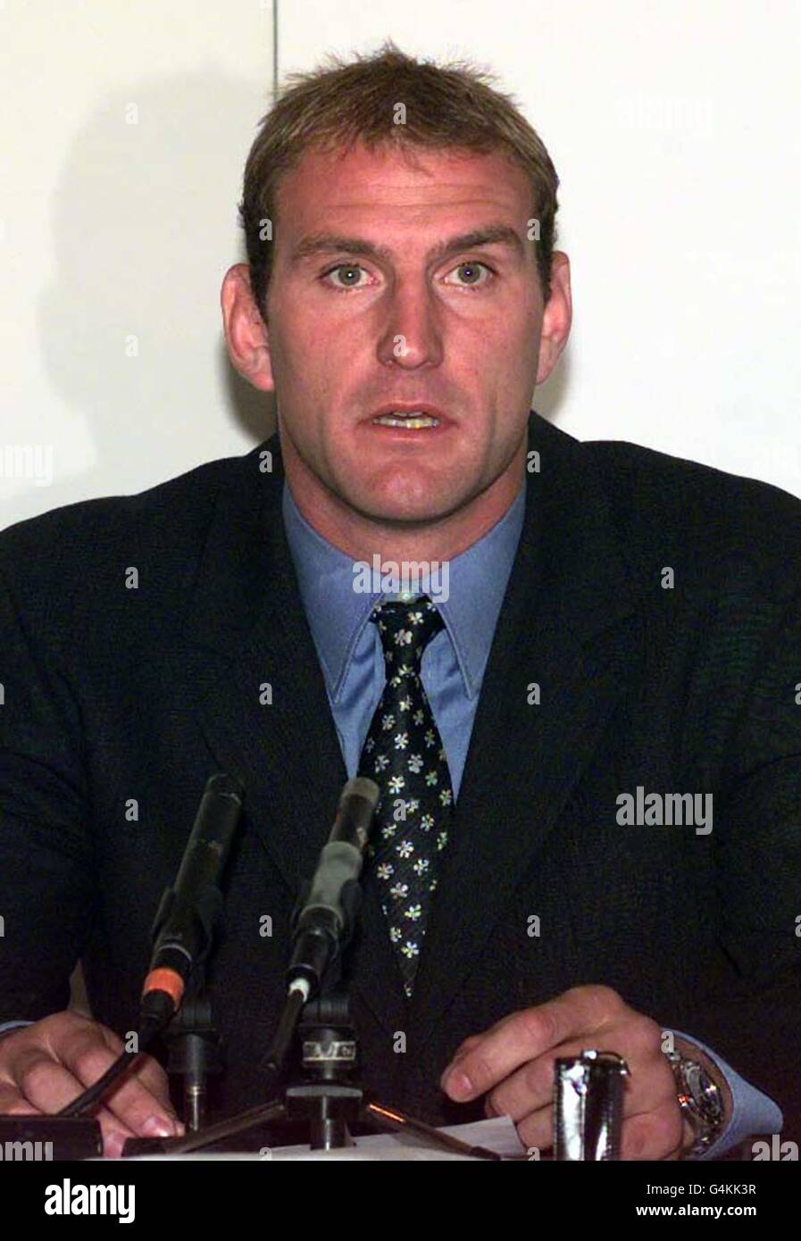Lawrence Dallaglio sprach während einer Pressekonferenz im Hauptquartier der Rugby Football Union in Twickenham, London, um zu erklären, warum er die England Rugby Union-Kapitänsschaft niedergelegt hat, obwohl er illegale Drogenvorwürfe gegen ihn kategorisch verneinte. Stockfoto