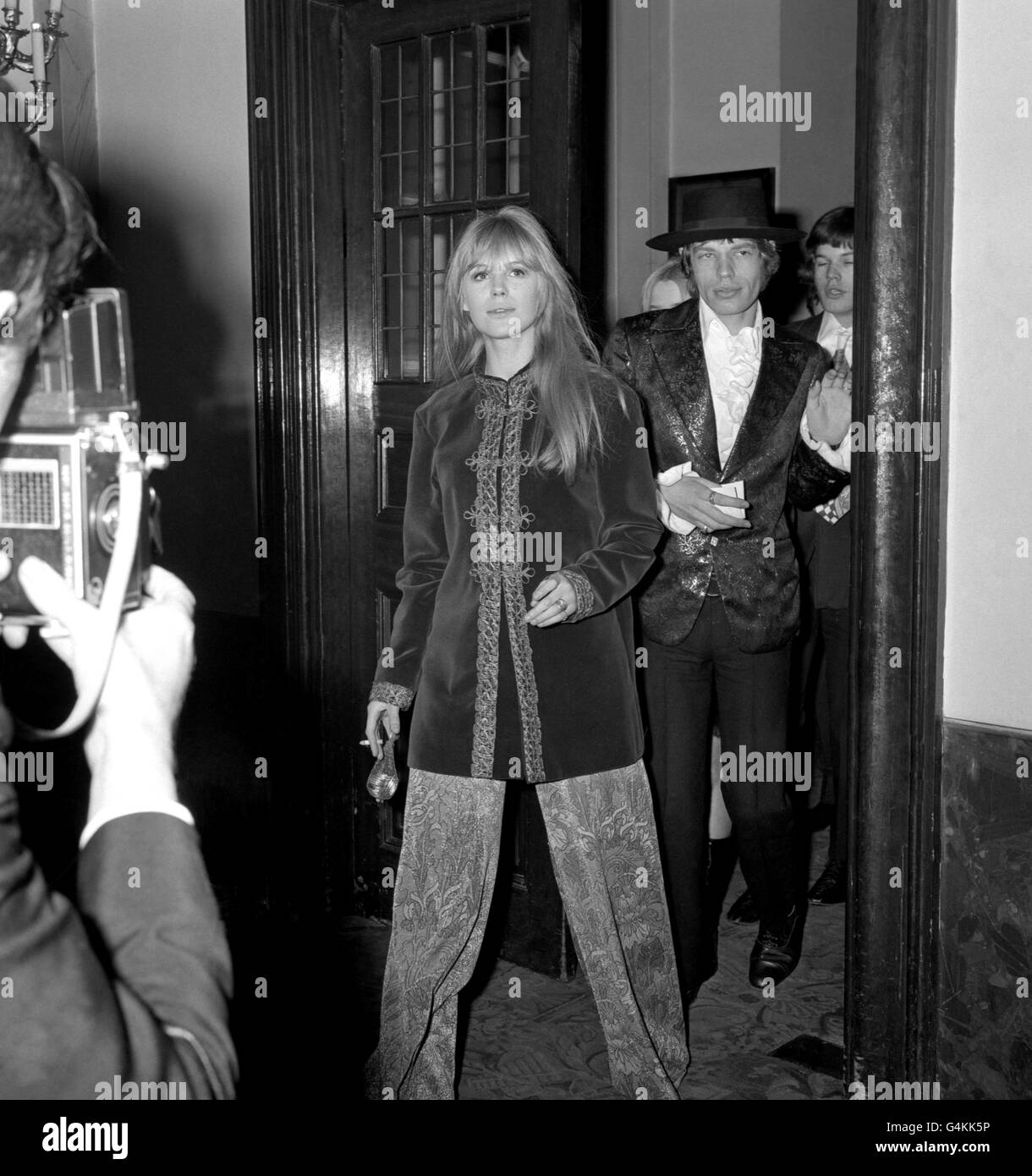 Popstar Mick Jagger von den Rolling Stones und seine Freundin, Sängerin Marianne Faithfull, kommen im Royal Opera House in Covent Garden, London, für eine Royal Ballet Gala Performance an. Stockfoto
