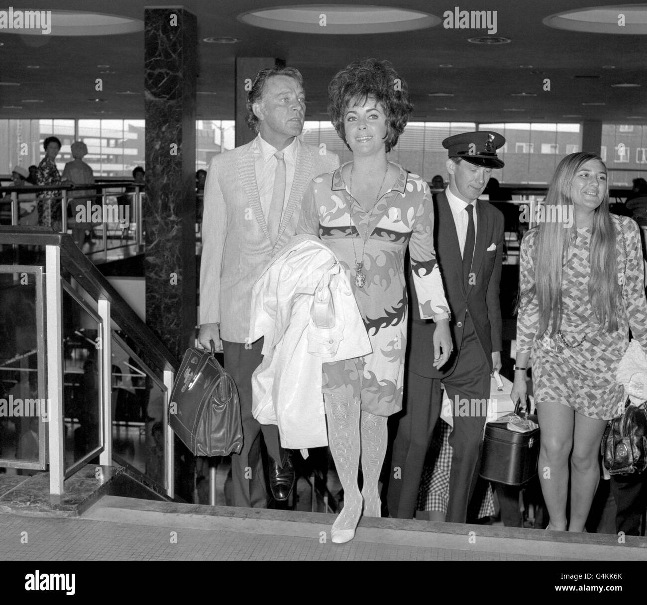 Der walisische Schauspieler Richard Burton und seine Schauspielerin Elizabeth Taylor am Londoner Flughafen Heathrow, bevor er nach Sizilien aufbrechen sollte. Stockfoto