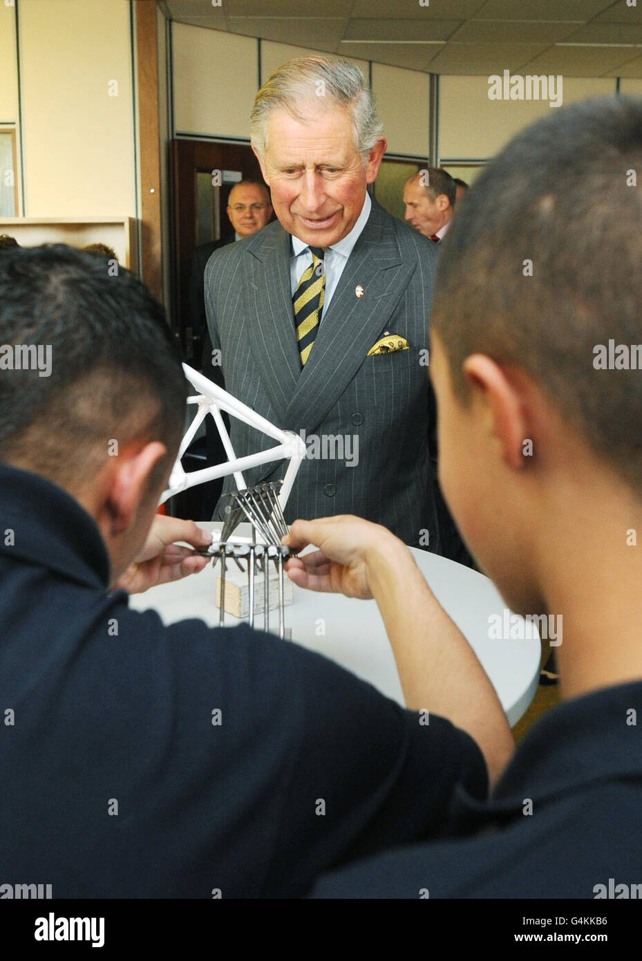 Der Prinz von Wales sieht sich eine Demonstration an, die von Kadetten während eines Besuchs in Redcar Steelworks, Redcar, gegeben wurde. Stockfoto