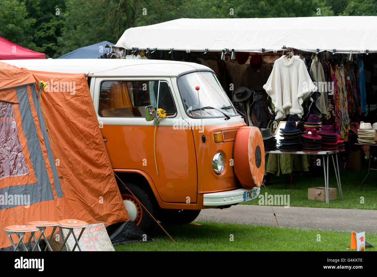 VW Campingbus bei Leamington Peace Festival, Leamington Spa UK Stockfoto