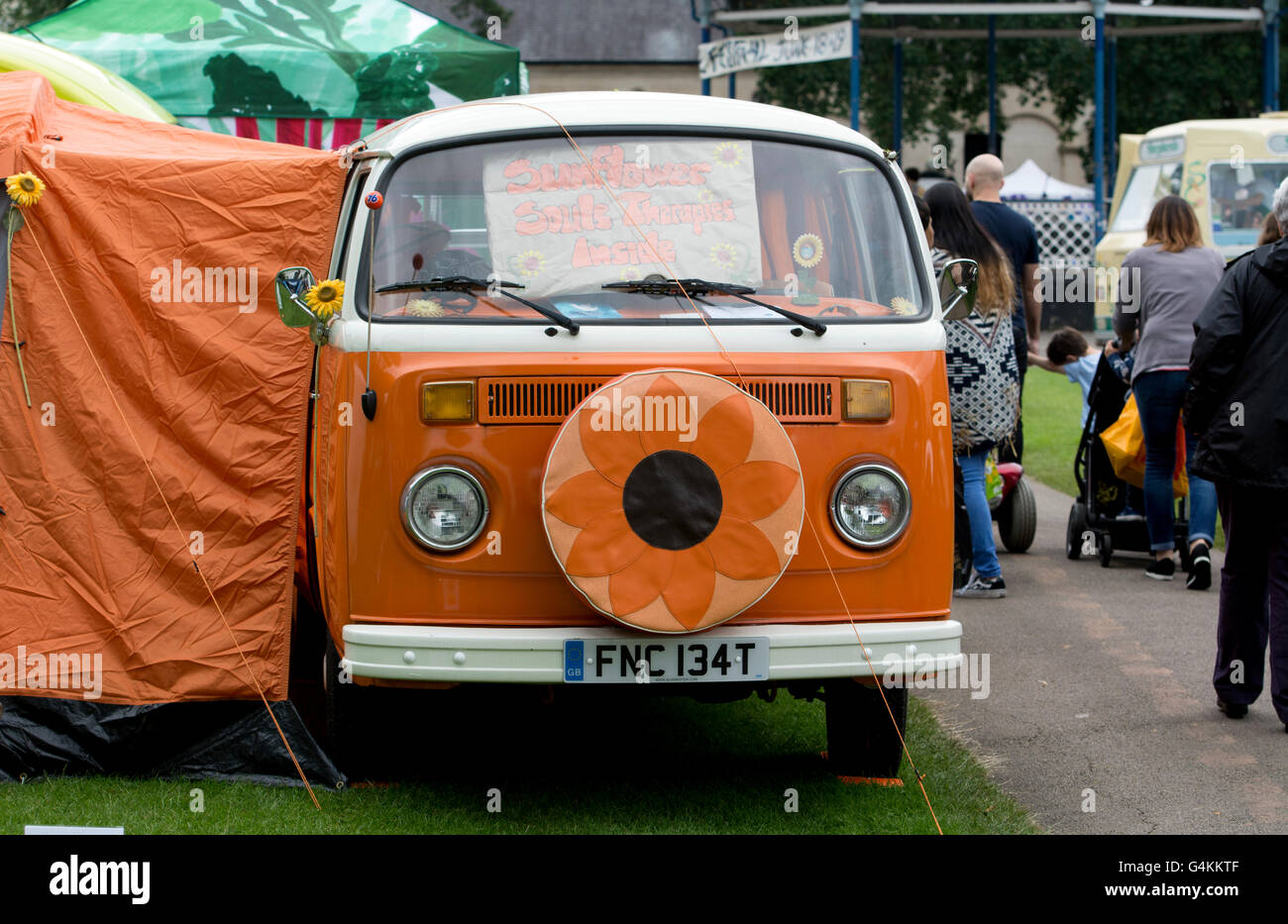 VW Campingbus bei Leamington Peace Festival, Leamington Spa UK Stockfoto