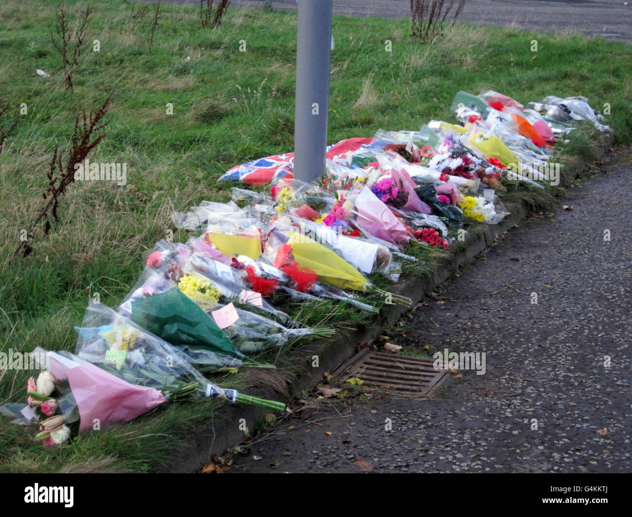 Blumen gingen am Schauplatz in Cumnock, Ayrshire, zurück, wo Stuart Walker am Samstag kurz vor 5 Uhr morgens nach einem „extrem gewalttätigen“ Angriff tot aufgefunden wurde. Stockfoto