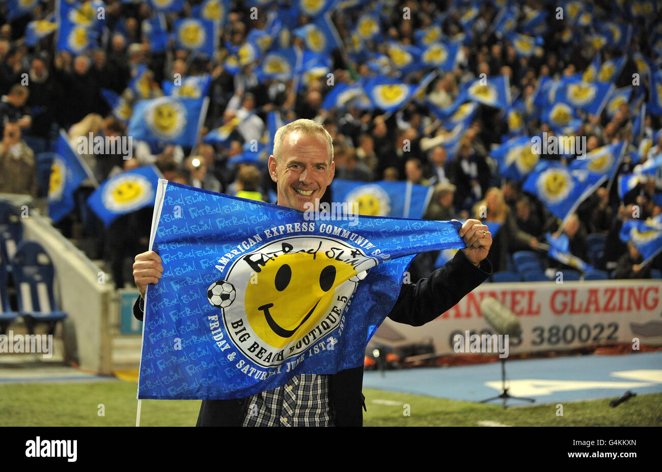 Fat Boy Slim auf dem Platz, um seine Sommerauftritte zu promoten, ist das npower Football League Championship-Spiel im AMEX Stadium, Brighton. Bilddatum: Montag, 24. Oktober 2011. Bildnachweis sollte lauten: Clive Gee/EMPICS Sport Stockfoto