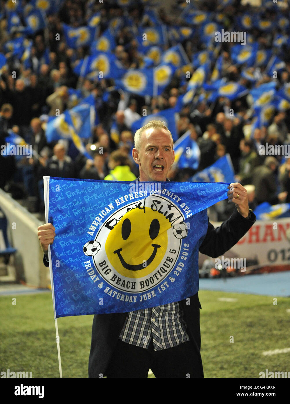 Fat Boy Slim auf dem Platz, um seine Sommerauftritte zu promoten, ist das npower Football League Championship-Spiel im AMEX Stadium, Brighton. Bilddatum: Montag, 24. Oktober 2011. Bildnachweis sollte lauten: Clive Gee/EMPICS Sport Stockfoto