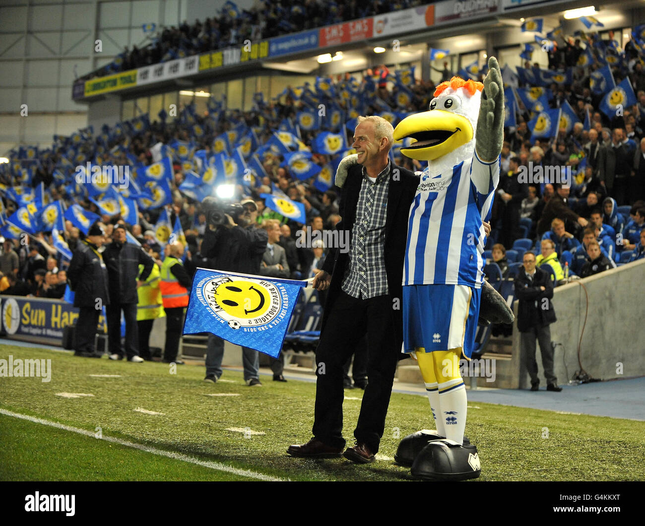 Fat Boy Slim auf dem Platz, um seine Sommerauftritte zu promoten, ist das npower Football League Championship-Spiel im AMEX Stadium, Brighton. Bilddatum: Montag, 24. Oktober 2011. Bildnachweis sollte lauten: Clive Gee/EMPICS Sport Stockfoto