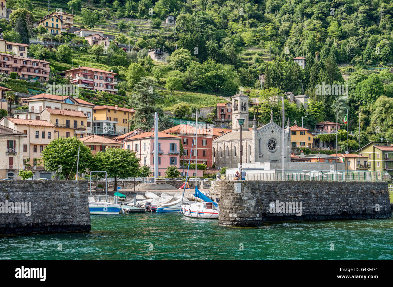 Waterfront of Argegno am Comer See vom See aus gesehen, Lombardei, Italien Stockfoto